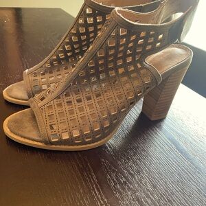 Report 3.5in wedges dark gray- in great condition!  8M
